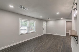 1709 Joyce St in Arlington, TX - Foto de edificio - Building Photo
