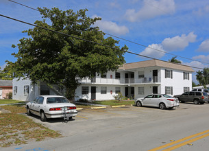 3451 NE 11th Ave in Oakland Park, FL - Building Photo - Building Photo