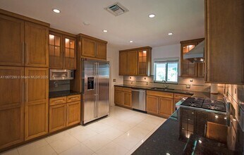 5800 SW 100th St in Pinecrest, FL - Foto de edificio - Building Photo