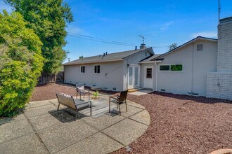 1711 Marshall Ct, Unit A in Los Altos, CA - Building Photo - Building Photo