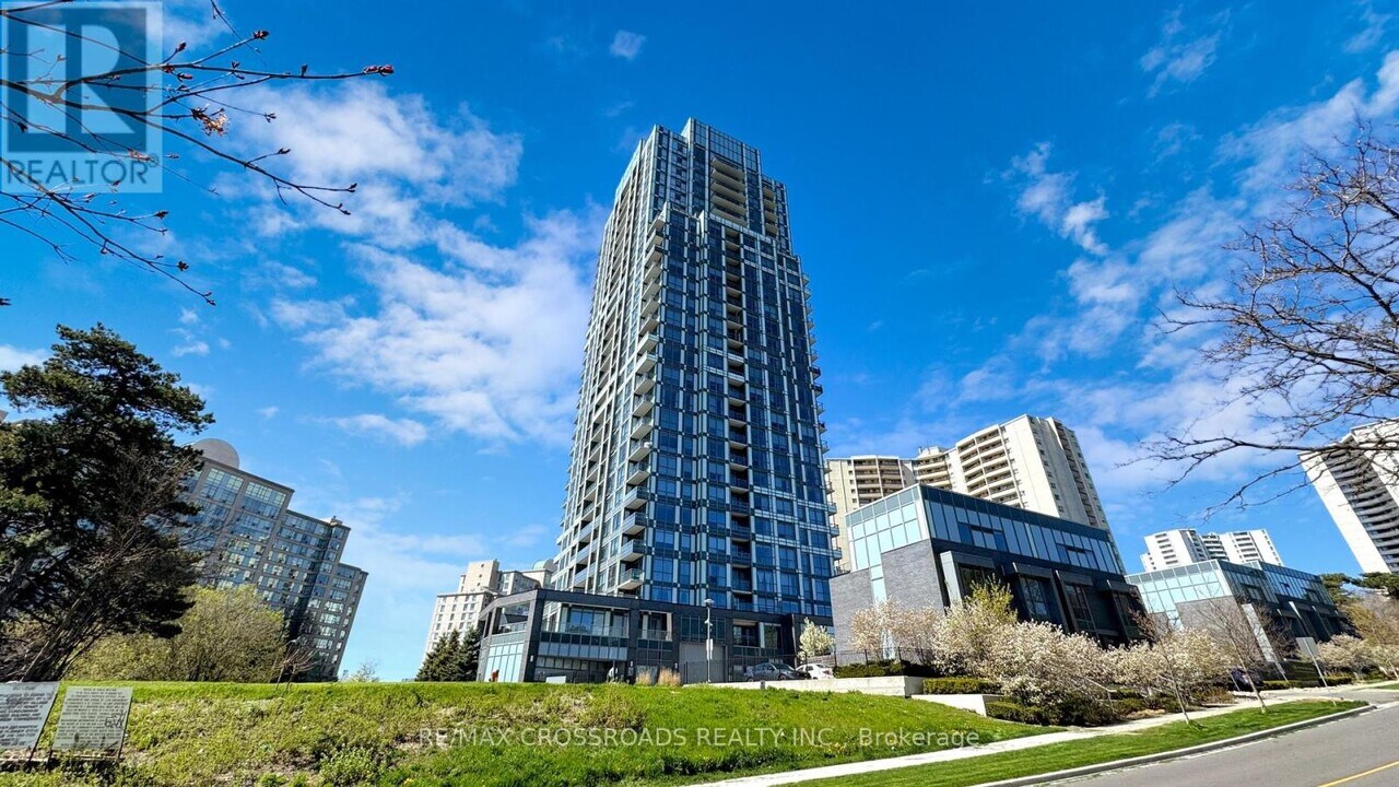 18-318 Graydon Hall Dr in Toronto, ON - Building Photo