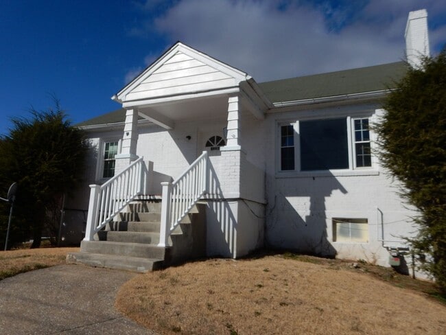 1228 E Washington Ave in Vinton, VA - Building Photo - Building Photo