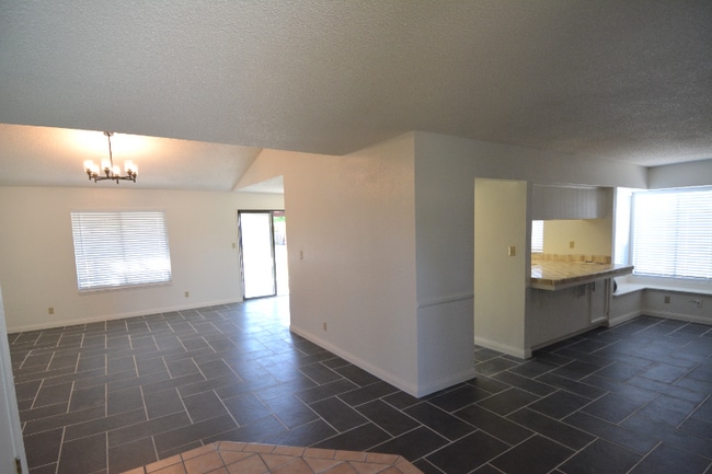 13609 Warrenton Ave in Bakersfield, CA - Building Photo - Building Photo