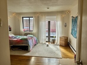 1027 Commonwealth Ave in Boston, MA - Foto de edificio - Building Photo