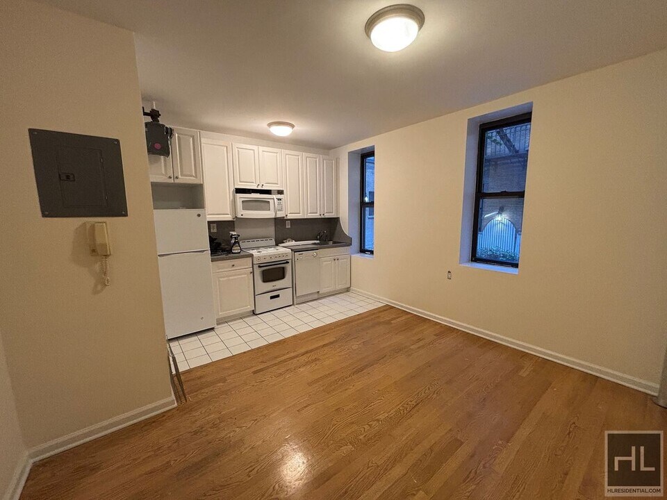 WEST 45 STREET in New York, NY - Building Photo