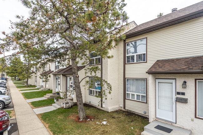 1651 46 St NW in Edmonton, AB - Building Photo - Building Photo