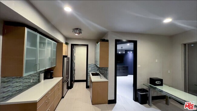 6425 Weidlake Dr in Los Angeles, CA - Building Photo - Building Photo