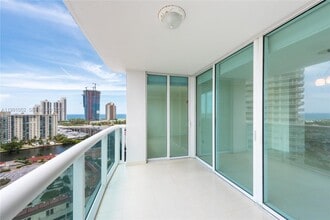 19400 Turnberry Way in Aventura, FL - Foto de edificio - Building Photo