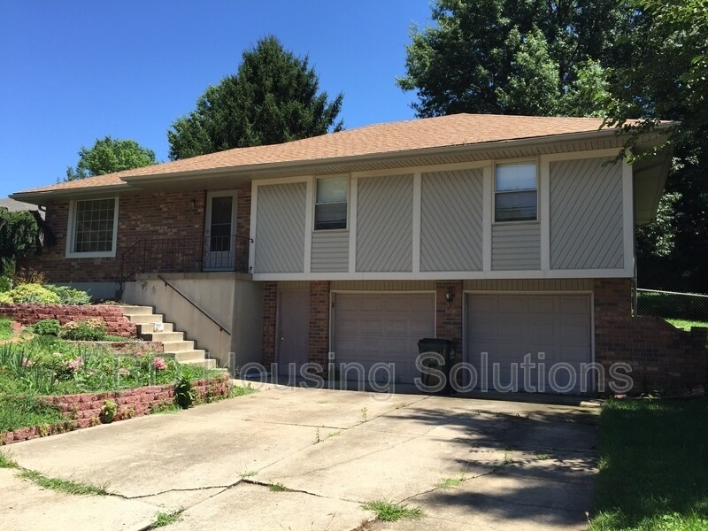 304 SW Canterbury Rd in Blue Springs, MO - Building Photo