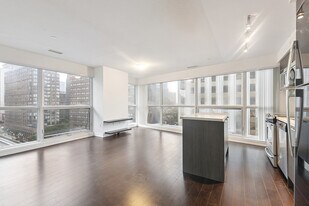 386 Yonge St in Toronto, ON - Building Photo