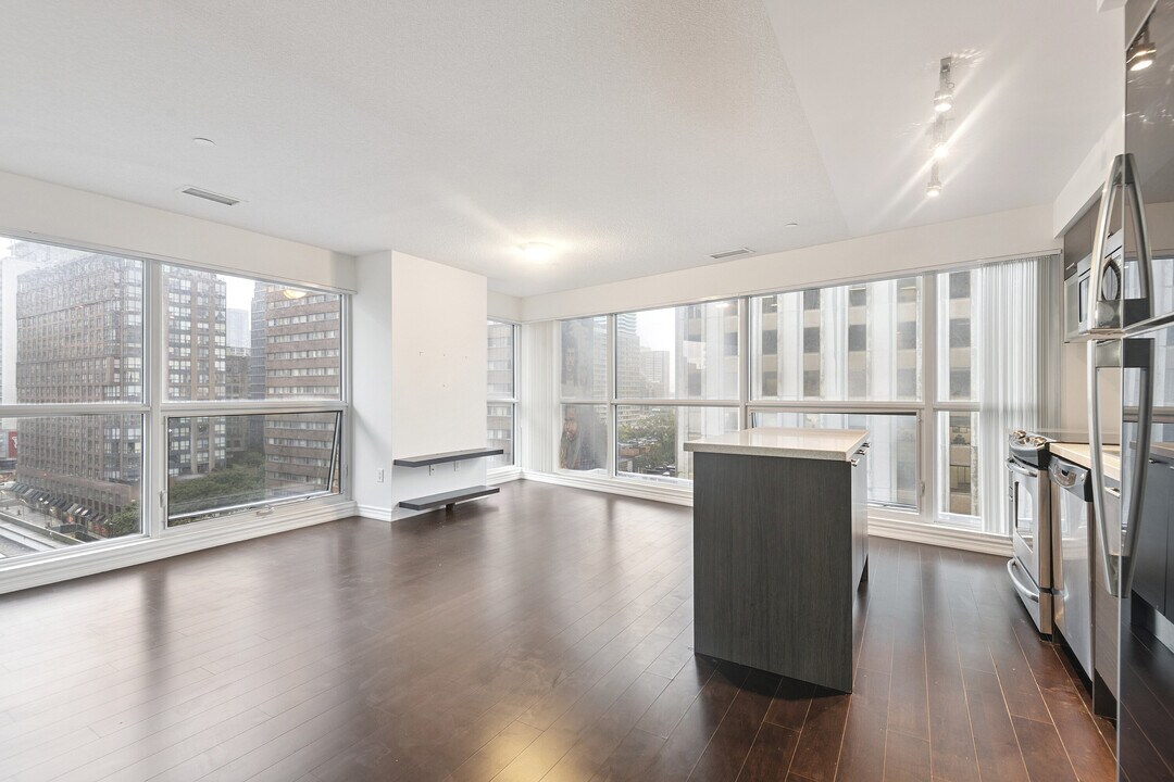 386 Yonge St in Toronto, ON - Building Photo