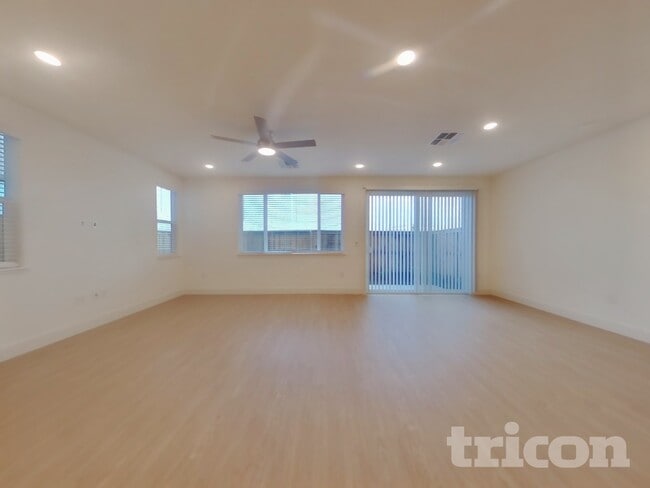 8213 Perla Wy in Sacramento, CA - Building Photo - Building Photo