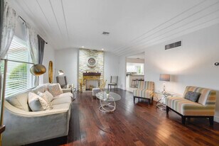 749 NE 82nd St in Miami, FL - Building Photo