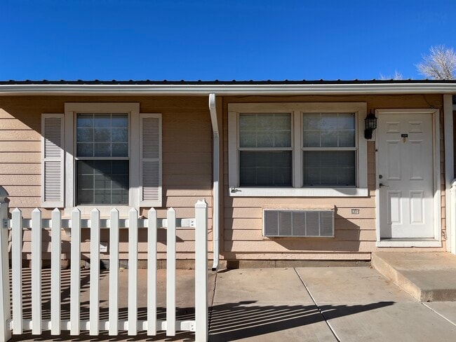 600 N 2450 E in Saint George, UT - Foto de edificio - Building Photo