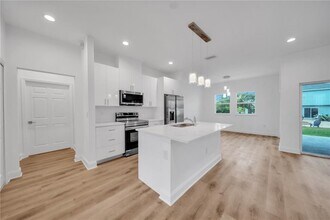 10110 Baystate Dr in Port Charlotte, FL - Building Photo - Building Photo