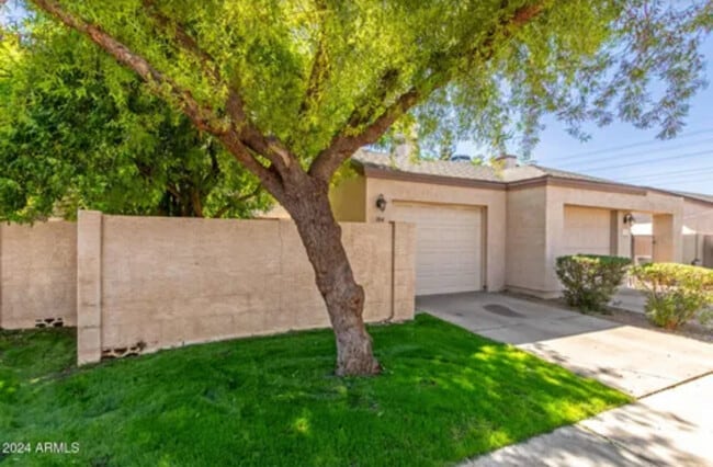 3211 E Lavey Ln in Phoenix, AZ - Building Photo - Building Photo