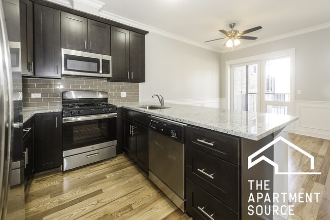 2346 W Grand Ave, Unit 1N in Chicago, IL - Building Photo - Building Photo