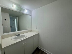 3988 NW 87th Ave in Sunrise, FL - Building Photo - Building Photo