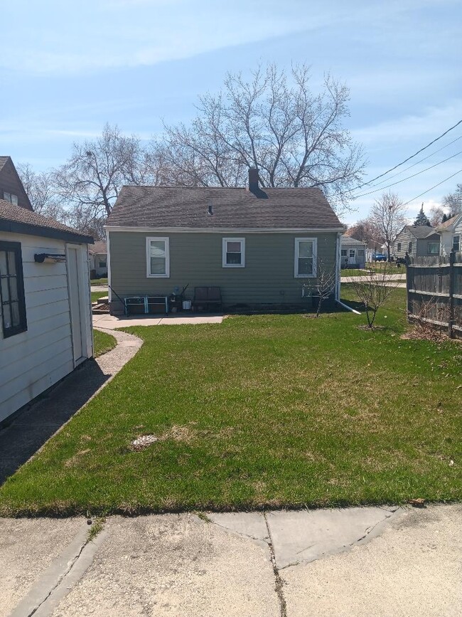 1718 Minnesota Ave in South Milwaukee, WI - Foto de edificio - Building Photo