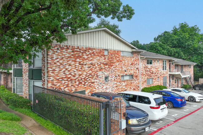 7806 Royal Ln in Dallas, TX - Foto de edificio - Building Photo