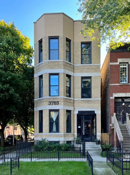 3765 N Kenmore Ave in Chicago, IL - Building Photo