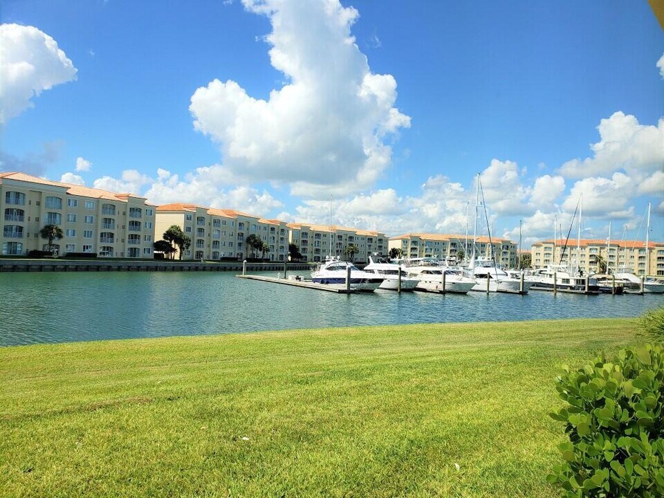 8 Harbour Isle Dr E in Fort Pierce, FL - Building Photo