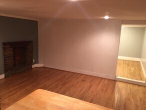 2229 Northwest Everett Street, Unit Apt #10 in Portland, OR - Building Photo - Building Photo