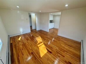105 Burtis St in Lynbrook, NY - Building Photo - Building Photo