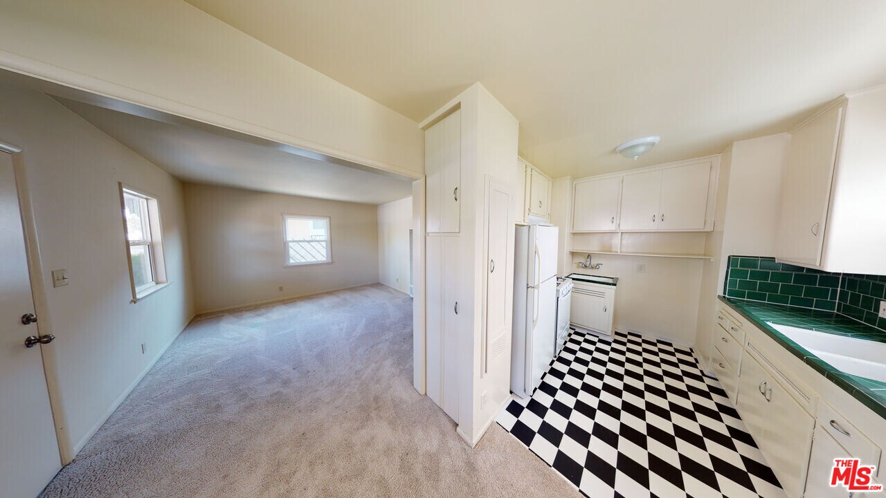 10908 National Blvd in Los Angeles, CA - Building Photo