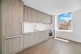 200 E 23rd St, Unit 14G in New York, NY - Building Photo - Building Photo