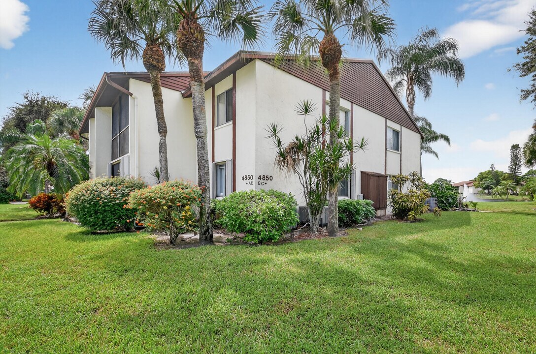 4850 Sable Pine Cir in West Palm Beach, FL - Building Photo