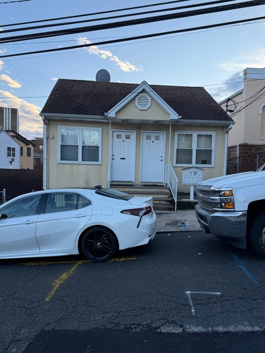 182 Cliff St, Unit 2 in Cliffside Park, NJ - Building Photo