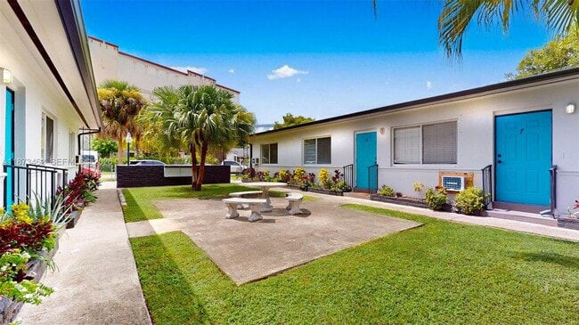 2499 SW 27th St in Miami, FL - Building Photo - Building Photo