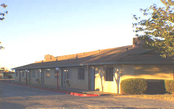 Cambridge Apartments in Adelanto, CA - Foto de edificio