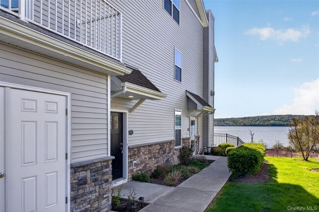 402 Sacandaga Loop in Fishkill, NY - Building Photo - Building Photo