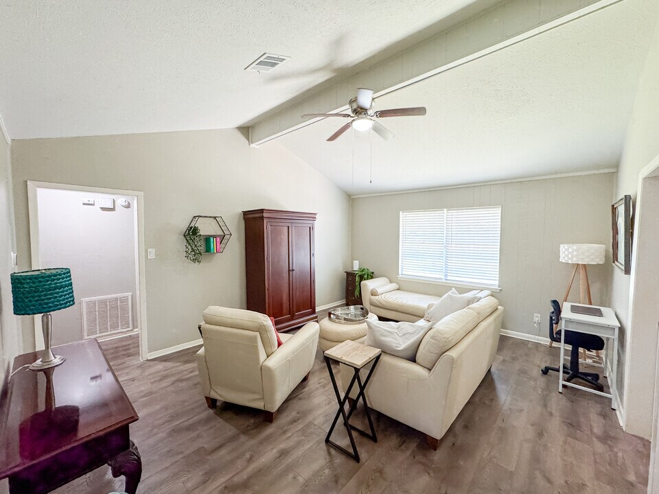 718 Alyse St in Deer Park, TX - Building Photo