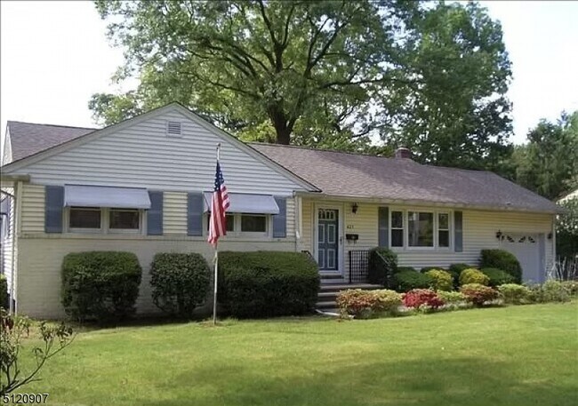 425 Cedar Ave in Paramus, NJ - Building Photo - Building Photo