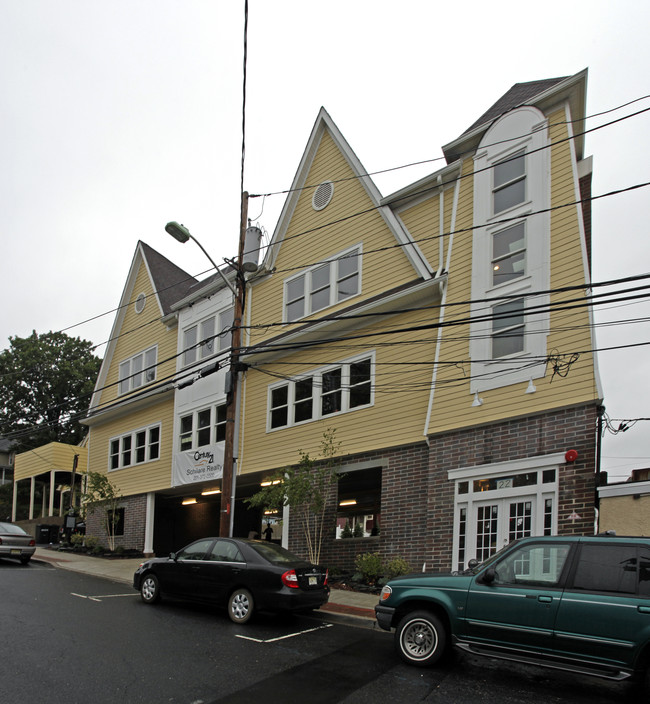 22 Sylvan St in Rutherford, NJ - Foto de edificio - Building Photo