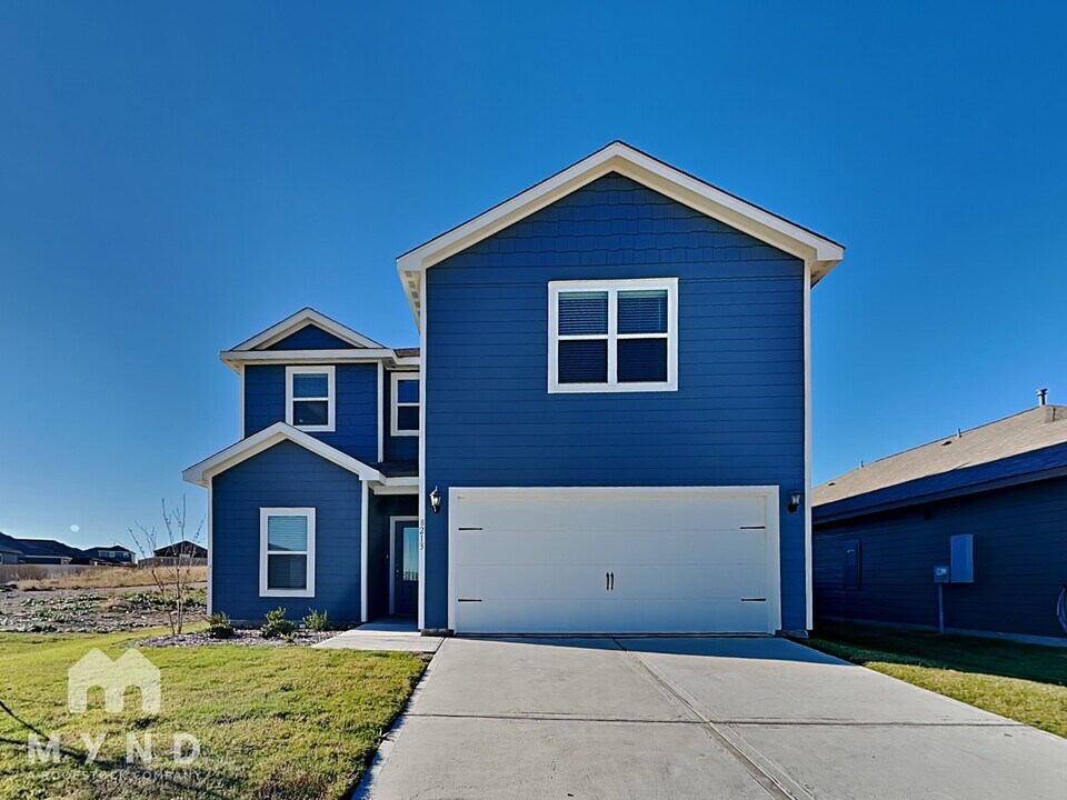 8213 Columbia Fls Rd in Ponder, TX - Building Photo