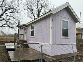 5215 Crestway Rd in Windcrest, TX - Building Photo