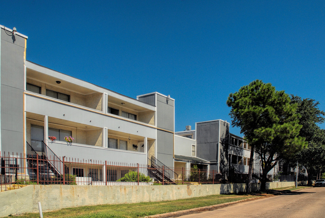 Stratford Park Condo in Houston, TX - Building Photo