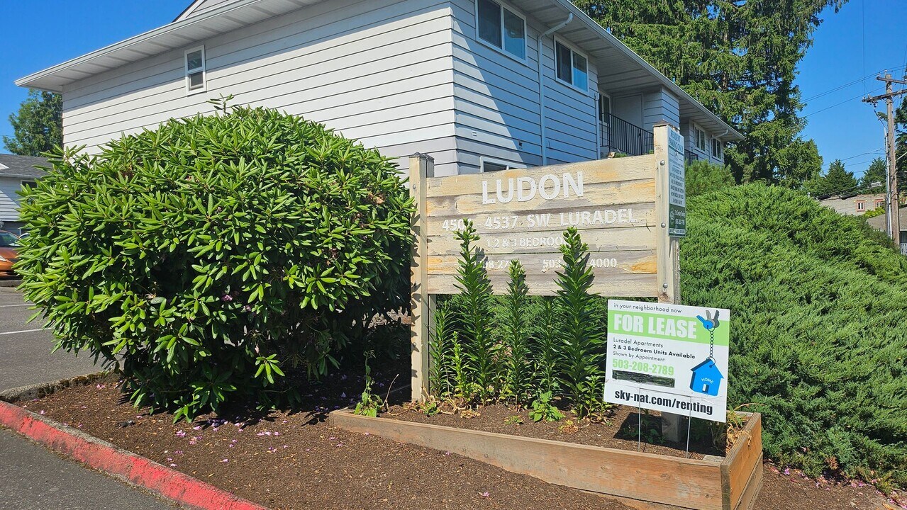 4507 SW Luradel St in Portland, OR - Building Photo