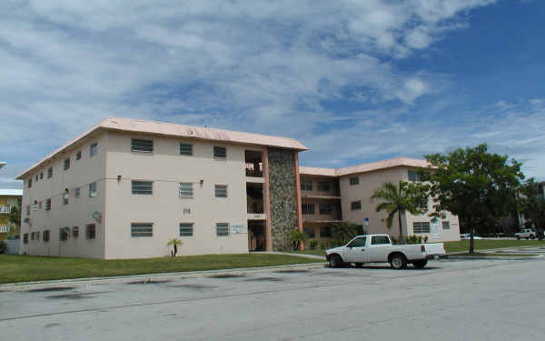 Arleen Apartments in North Miami Beach, FL - Building Photo - Building Photo