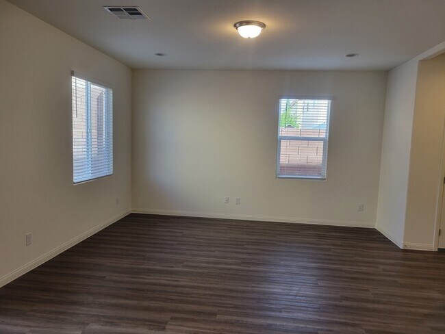 8056 Kings Guard St in Las Vegas, NV - Building Photo - Building Photo