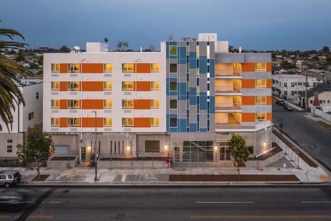 4238 S. Western Ave in Los Angeles, CA - Foto de edificio - Building Photo