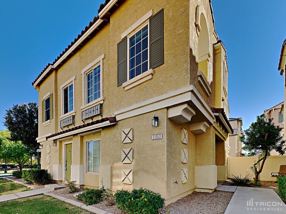 1353 S Sabino Dr in Gilbert, AZ - Building Photo