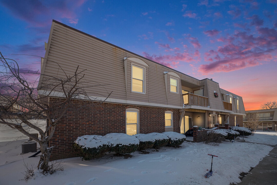 Heatherwood Apartments in Overland Park, KS - Building Photo