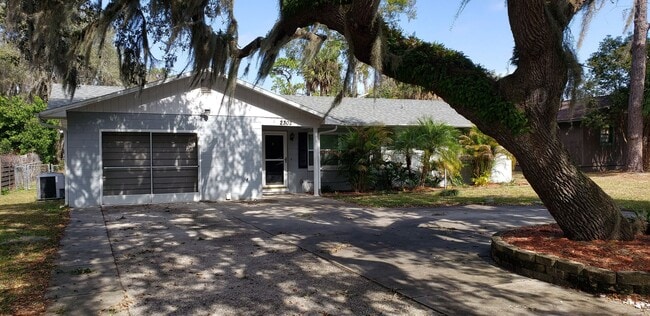 2302 Hutchinson Ave in Leesburg, FL - Building Photo - Building Photo