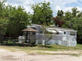 8426 Kricket Ln in Tampa, FL - Building Photo