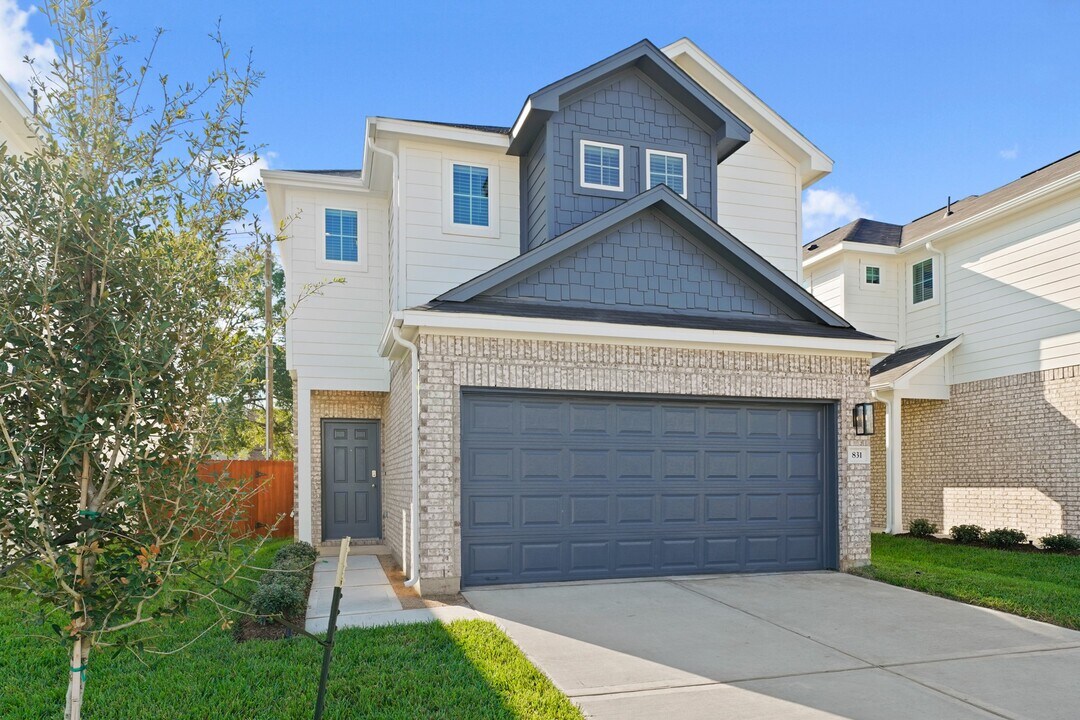 831 Oakland Dr in Houston, TX - Foto de edificio